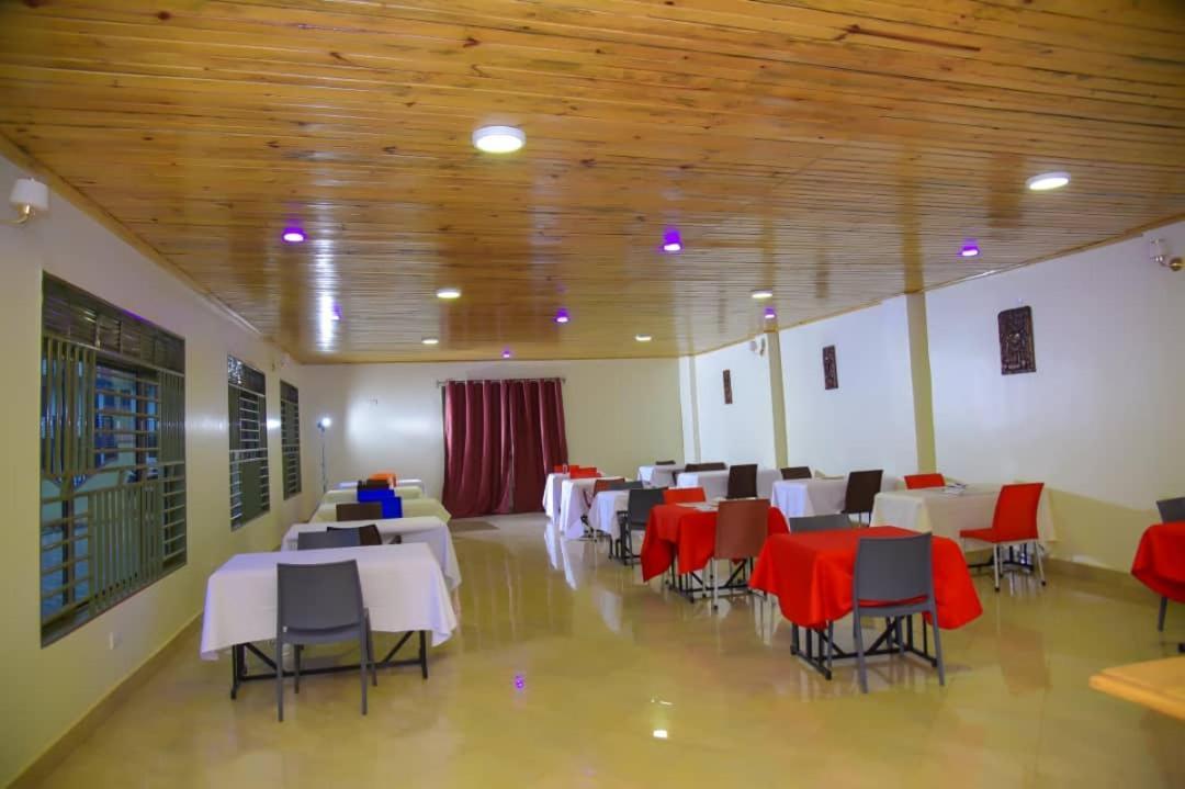Golden View Hotel Ibanda Luaran gambar