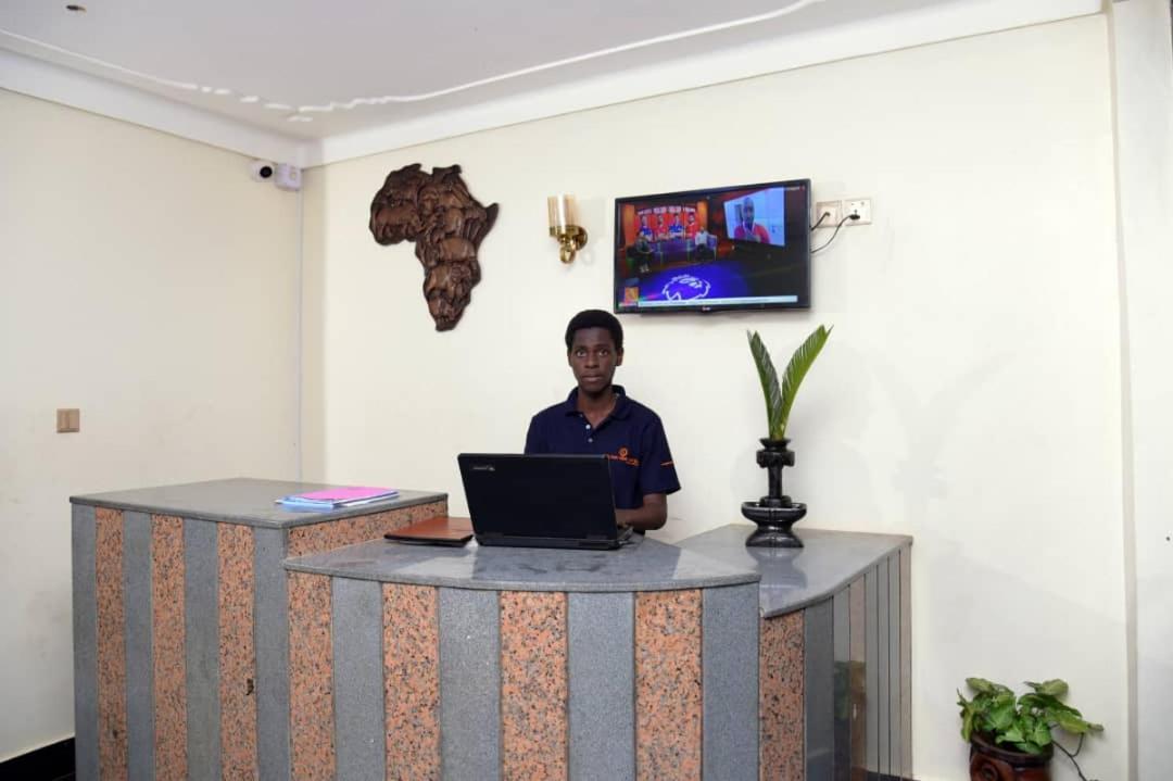 Golden View Hotel Ibanda Luaran gambar